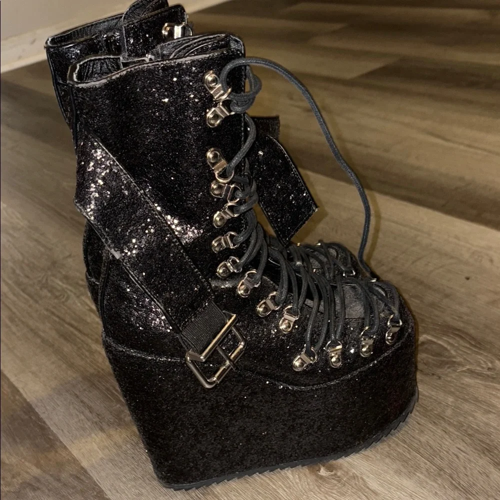 SPARKLE TRAITOR BOOTS
TRICKZ N' TREATZ - Picture 4 of 7